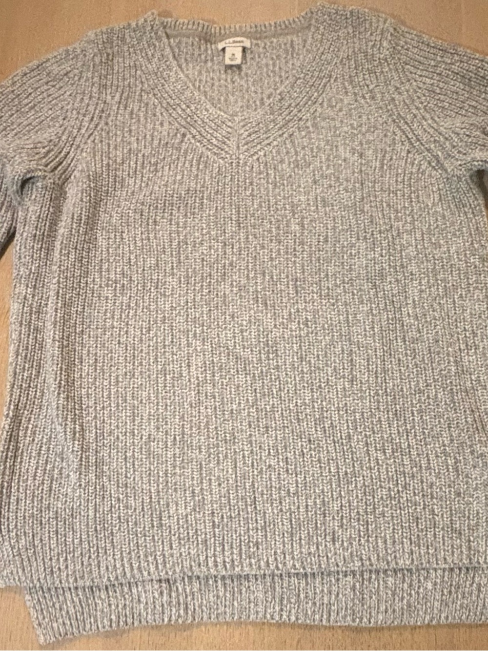 L.L. Bean Women’s Heather Light Gray V-Neck Ribbed Sweater Size Medium